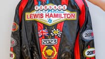 La veste de Lewis Hamilton signée Versace.