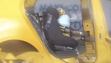 L'airbag se déclenche et accompagne le mouvement du cou pour diminuer le risque de lésions.