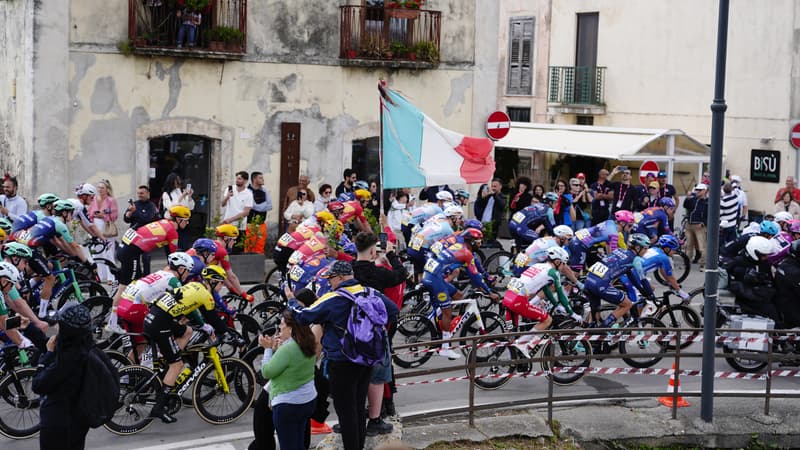 Le peloton lors de la 6e etape du Giro le 14 mai 2026 2285987