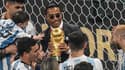 Salt Bae avec le trophée de la Coupe du monde 2022