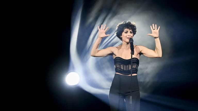 Barbara Pravi, candidate de la France à l'Eurovision, interprète "Voilà" lors d'une répétition, le 19 mai 2021 à Rotterdam, aux Pays-Bas