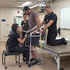 Ce jeune paraplégique marche grâce à une électrode placée dans son dos 