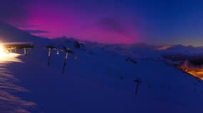 Des aurores boréales visibles dimanche 5 novembre comme en haut des pistes de la station de Serre-Chevalier (Hautes-Alpes).