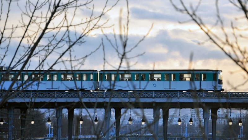 Un métro de la ligne 6 passe sur le viaduc de Passy.