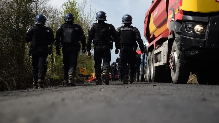 Des gendarmes sur la départementale D281 le 14 avril 2018, à Notre-Dame-des-Landes. (Photo d'illustration)