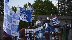 Des membres du groupe de supporters les "Amis du rugby", le 17 avril 2021 derrière les grilles du stade Pierre-Fabre de Castres 