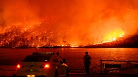 Des membres des forces de l'ordre face à l'incendie au-dessus du lac Oroville, en Californie, aux États-Unis, le 2 juillet 2024.