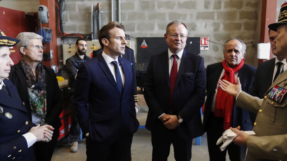 Le Président de la République, Emmanuel Macron, se tient à côté de Patrick Molis, PDG d'Heli Union, lors d'une visite du site d’Uzein, le 14 janvier 2020.