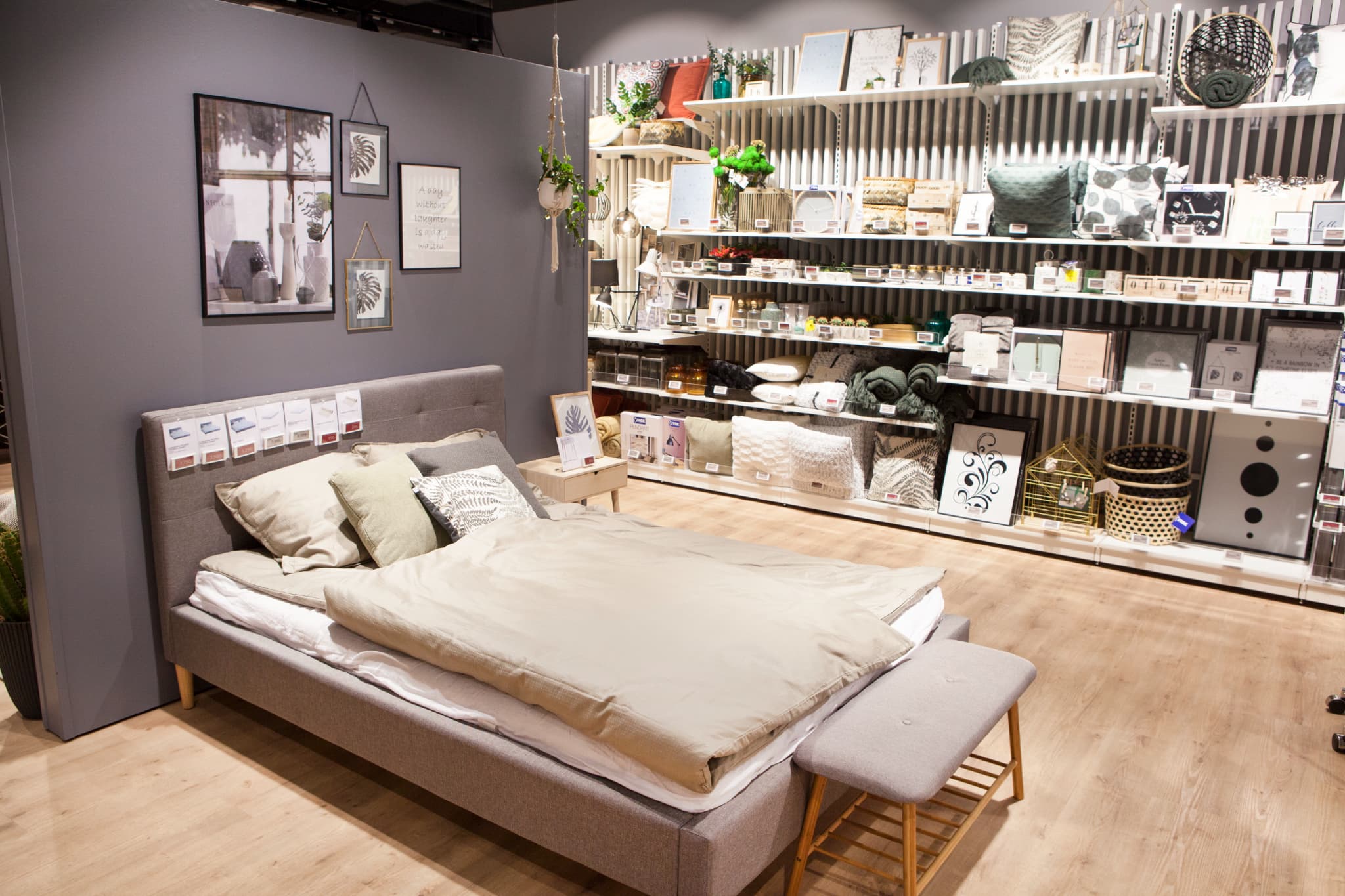 Des lits, de la déco, du bois clair... Le style Jysk rappelle celui de son concurrent Ikea. 
