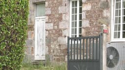 Le portail du domicile de la jeune Lucie enlevée à Dompierre (Orne) dans la nuit de mercredi à jeudi 25 septembre