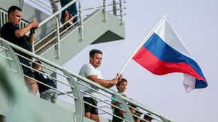 Un supporter russe en train d'agiter un drapeau de son pays