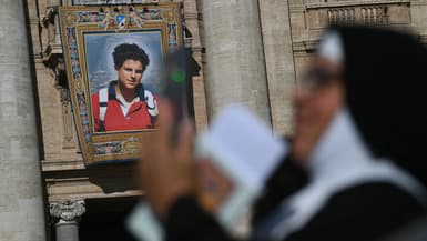 Le portrait de Carlo Acutis, adolescent italien décédé, est projeté sur la façade de la basilique Saint-Pierre avant sa canonisation sur la place Saint-Pierre au Vatican, le 7 septembre 2025.