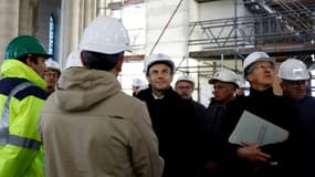 Le président Emmanuel Macron visite le 14 avril 2023 le chantier de Notre-Dame de Paris 