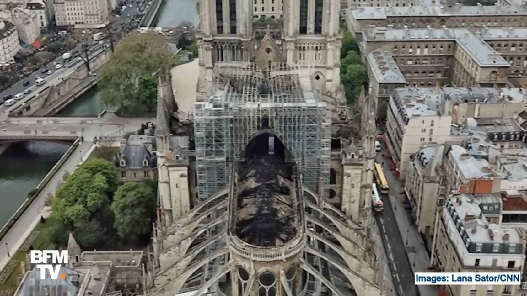 La cathédrale Notre-Dame de Paris vue de l'arrière, filmée par drone.