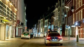 Des voitures de police surveillent le centre de Flensburg en Allemagne près de la frontière danoise, où les autorités locales ont décidé un couvre-feu après une recrudescence de cas, le 21 février 2021