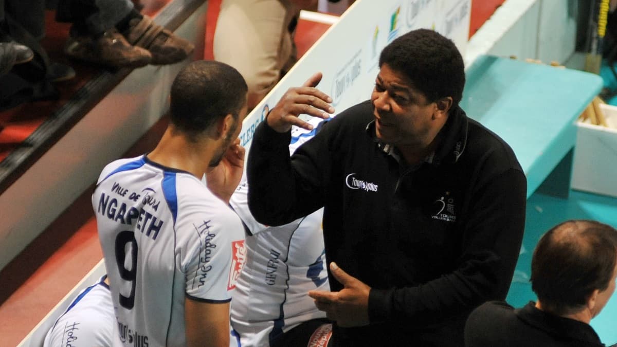 Eric Ngapeth, délivrant ici des consignes à Earvin, en 2009, n'a jamais cessé d'être exigeant avec son fils