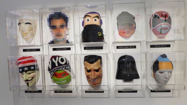 Les divers masques utilisés par l'artiste pour rester anonyme au moment d'installer ses créations. Les divers masques utilisés par l'artiste pour rester anonyme au moment d'installer ses créations.
