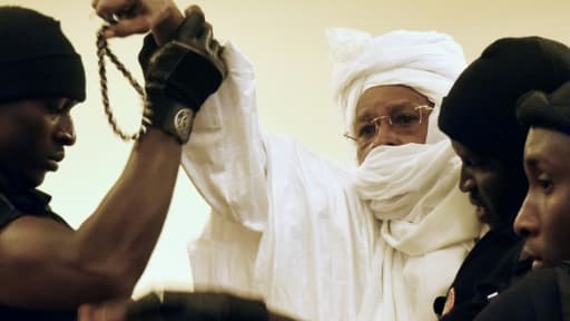 L'ex-président tchadien Hissène Habré escorté par des gardes lors de son procès en première instance à Dakar le 20 juillet 2015