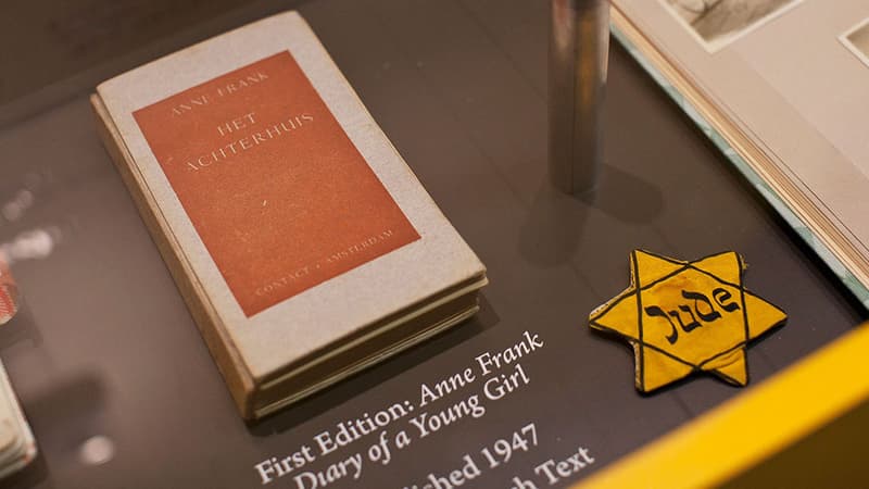 Un exemplaire de la première édition du Journal d'Anne Frank, présenté à New York, au Anne Frank Center.