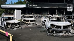 Des voitures brûlées devant le magasin d'un concessionnaire automobile, le mardi 14 mai 2024 à Nouméa, en Nouvelle-Calédonie