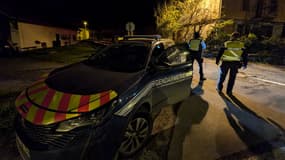 Des gendarmes à Taninges (Haute-Savoie) où ont été retrouvés trois enfants morts, le 12 novembre 2024.