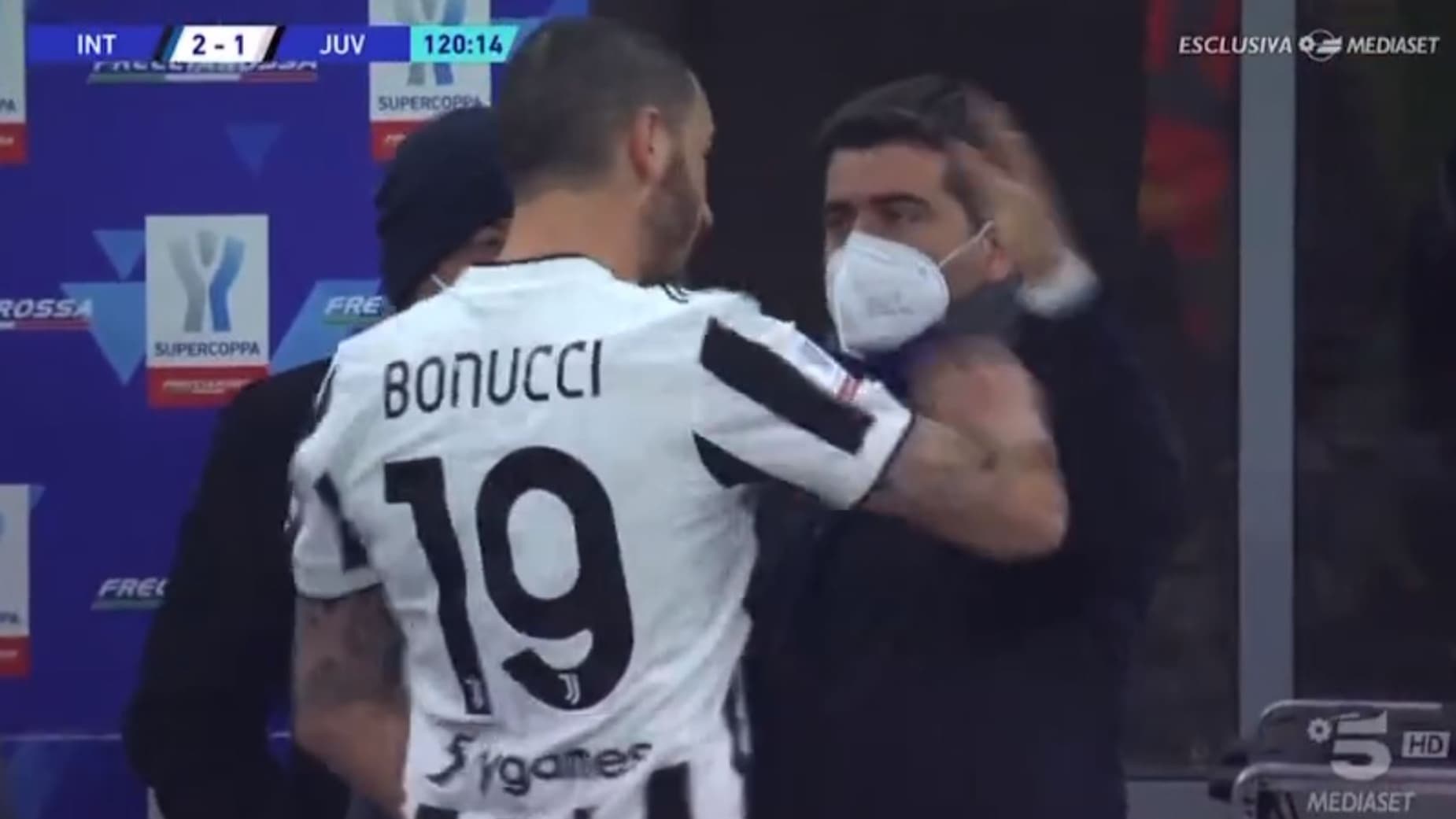 Leonardo Bonucci s'accroche avec Cristiano Mozillo