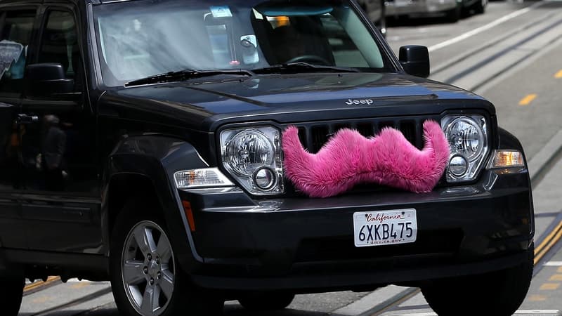 La société américaine Lyft est connue pour ses voitures décorées d'une énorme moustache rose sur le pare-choc avant