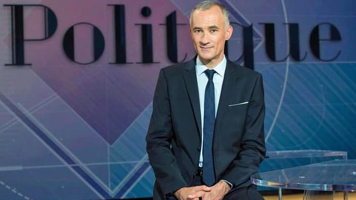 Gilles Bouleau anime sur TF1 une émission politique, intitulée "Vie politique".