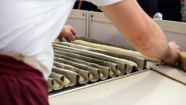 Un boulanger place des baguettes avant la fermentation (photo d'illustration).