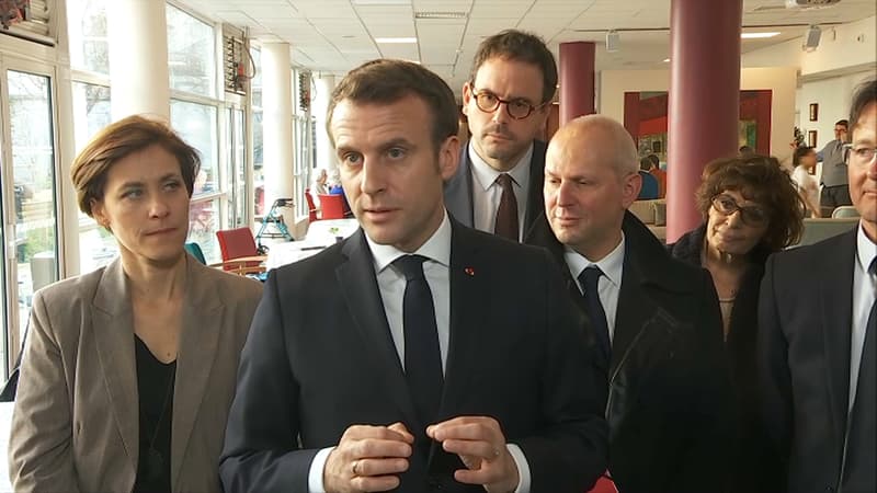 Emmanuel Macron dans un EHPAD du XIIIe arrondissement de Paris ce vendredi.