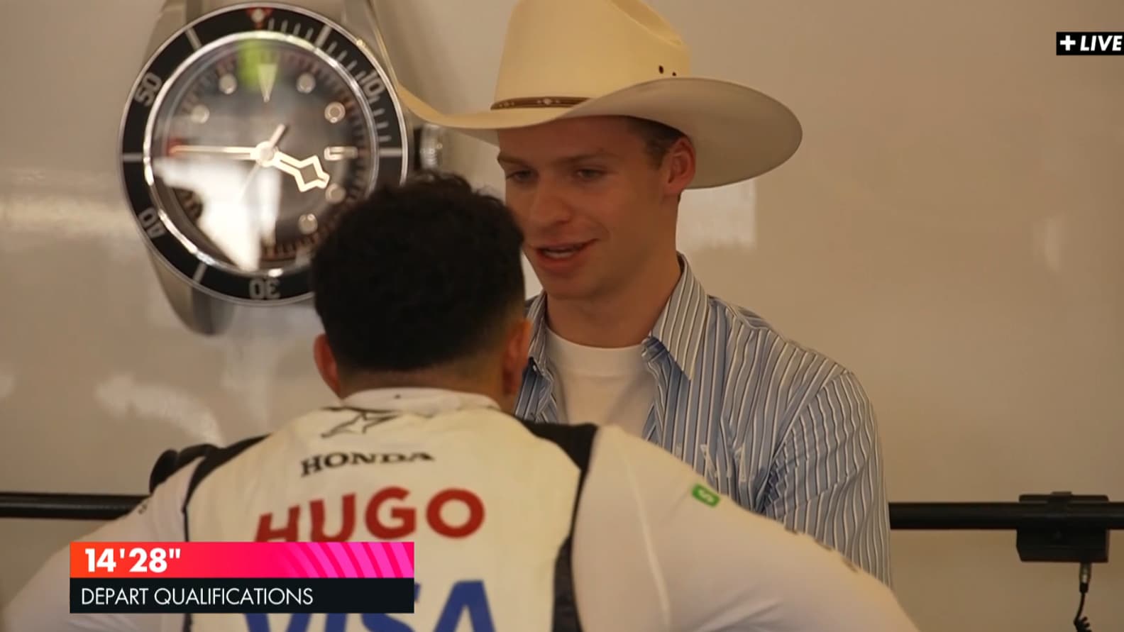 Léon Marchand discute avec Isack Hadjar avant les qualifications du GP des Etats-Unis, le 18 octobre 2025. Léon Marchand discute avec Isack Hadjar avant les qualifications du GP des Etats-Unis, le 18 octobre 2025.