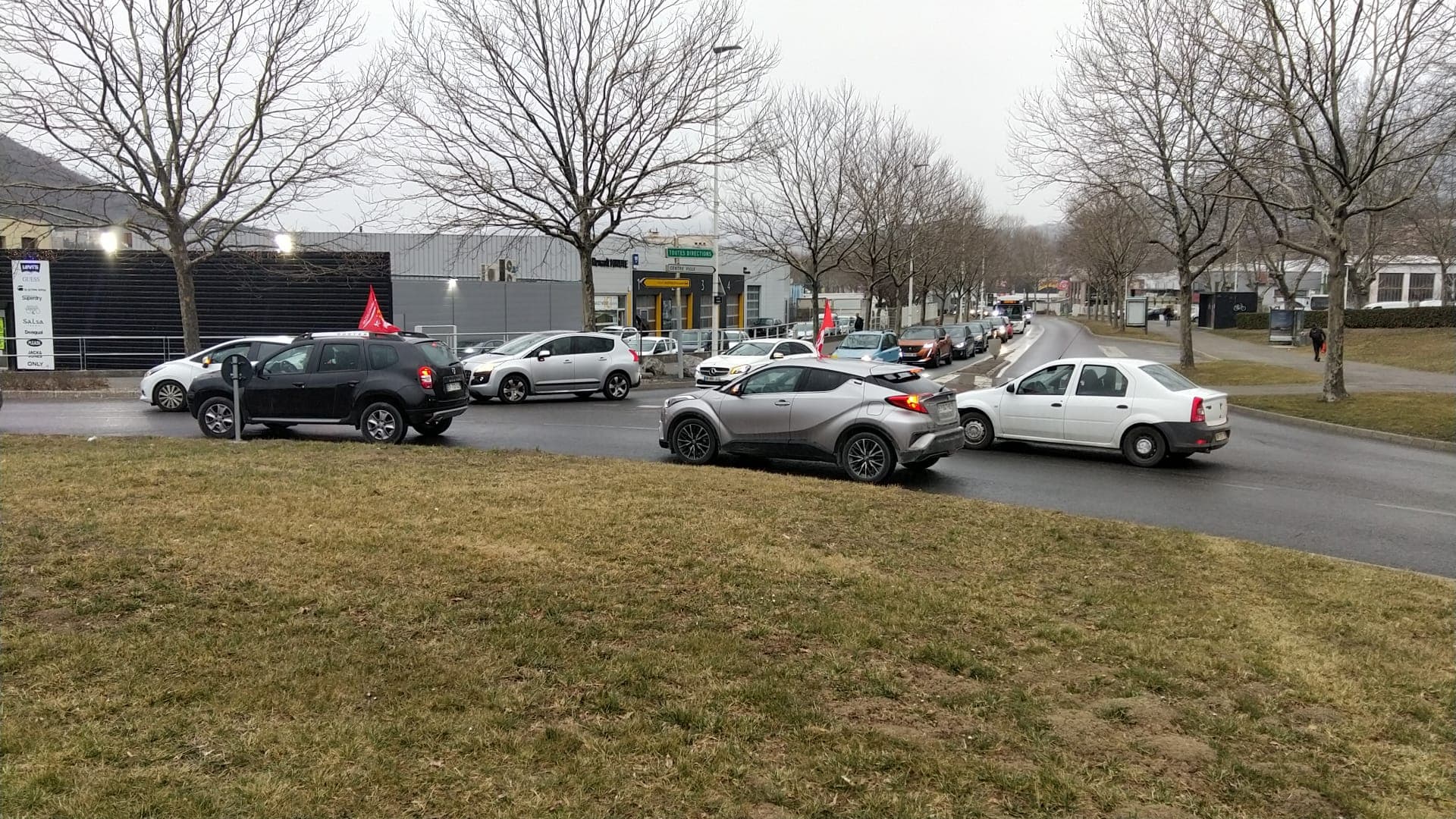 Les manifestants de Gap ont bloqué le rond-point du Géant Casino de la zone commerciale Tokoro le 7 mars 2023. Les manifestants de Gap ont bloqué le rond-point du Géant Casino de la zone commerciale Tokoro le 7 mars 2023.