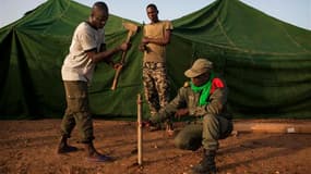 Soldats maliens à Gao. Les forces françaises intervenant dans le nord du Mali ont tué Abdelhamid Abou Zeïd, l'un des chefs les plus craints d'Al Qaïda au Maghreb islamique (Aqmi).