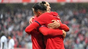 Le milieu de terrain turc de Lille Yusuf Yazici (R) célèbre un but avec l'attaquant turc Burak Yilmaz (L) lors du match de Ligue 1 contre Montpellier au Stade Pierre Mauroy à Lille, le 29 août 2021