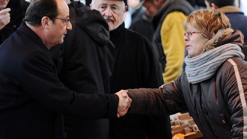 François Hollande le 17 janvier sur le marché de Tulle, en Corrèze.