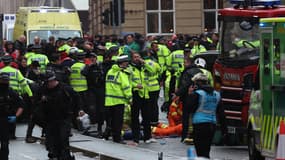 Des policiers à Liverpool le 26 mai 2025 après qu'une voiture a foncé sur la foule lors d'une parade