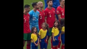 Une petite fille émerveillée par Cristiano Ronaldo avant Turquie-Portugal le 22/06/2024