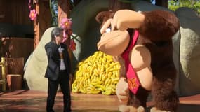 Shigeru Miyamoto, créateur de Donkey Kong, dans le futur parc aux côtés de la mascotte