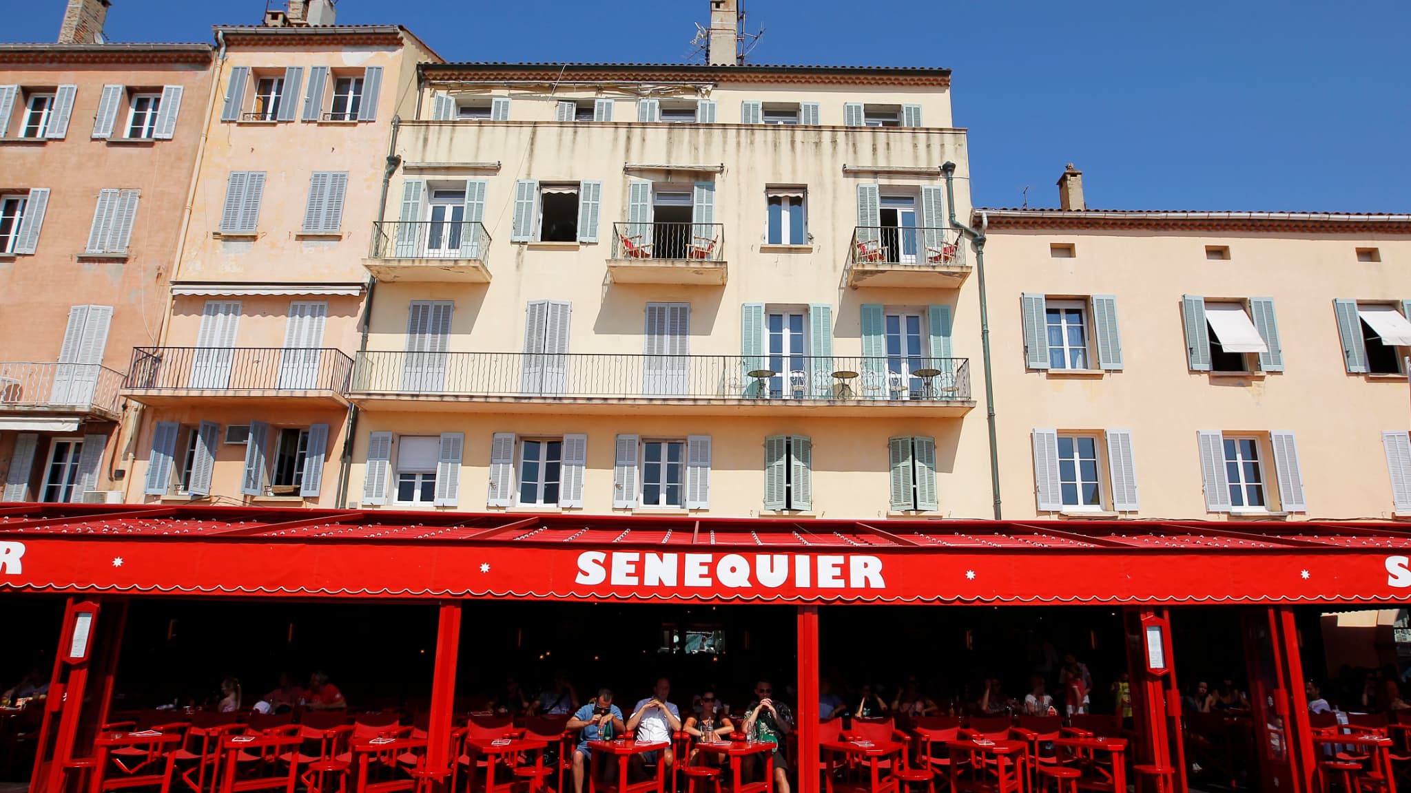 Saint-Tropez: l'emblématique café Sénéquier ferme après deux cas de Covid