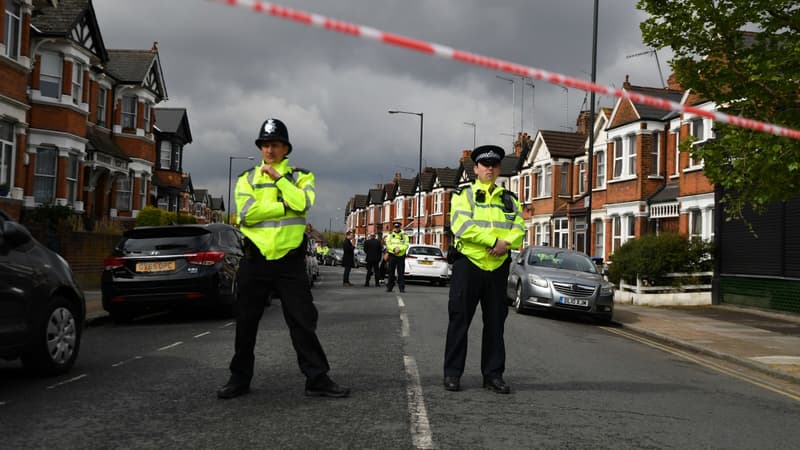 Des policiers britanniques devant la rue où l'interpellation a eu lieu.