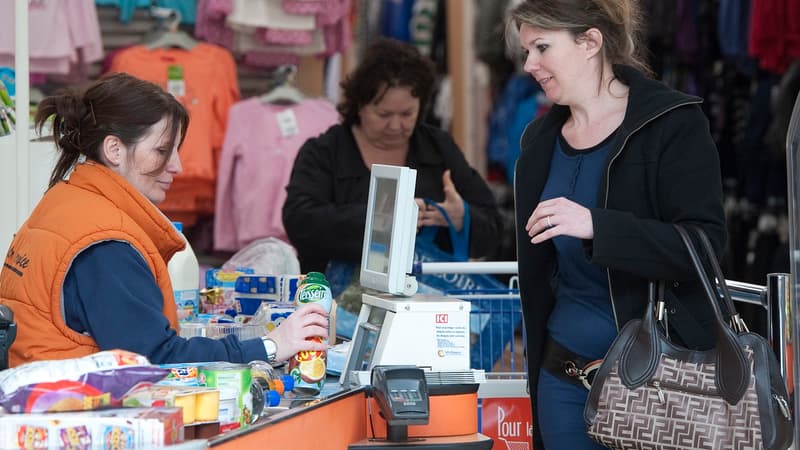 "Les femmes seront les grandes gagnantes du système
universel", a promis Edouard Philippe. Le nouveau système
accordera des points supplémentaires pour chaque enfant et ce
dès le premier enfant - et non à partir du 3e comme aujourd'hui.