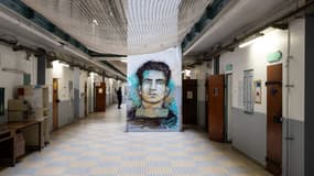 Une fresque représentant Missak Manouchian, réalisée par l'artiste Christian Guemy, connu comme C215, le 3 juillet 2020 à la prison de Fresnes