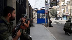 Des rebelles dans les rues d'un quartier syrien.