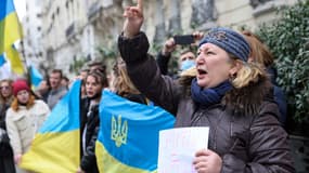 Des manifestants devant l'ambassade de Russie à Paris ce jeudi 24 février 2022
