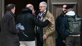 Le grand-père maternel d'Émile, Philippe Vedovini (au centre avec les cheveux gris) lors des funérailles de son petit-fils le 8 février 2025 à Saint-Maximin-la-Sainte-Beaune