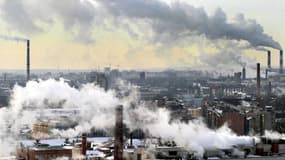 De la fumée sortant de plusieurs cheminées s'élève au-dessus de Saint-Pétersbourg, en Russie, en 2005. - Sergey Kulikov