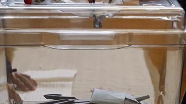 Six élues UMP jugent la parité bafouée pour les élections législatives à Paris et menacent de lancer des candidatures dissidentes. Sur 18 circonscriptions que compte la capitale, seules 5 sont attribuées à des femmes, dont la plupart se trouvent dans l'es