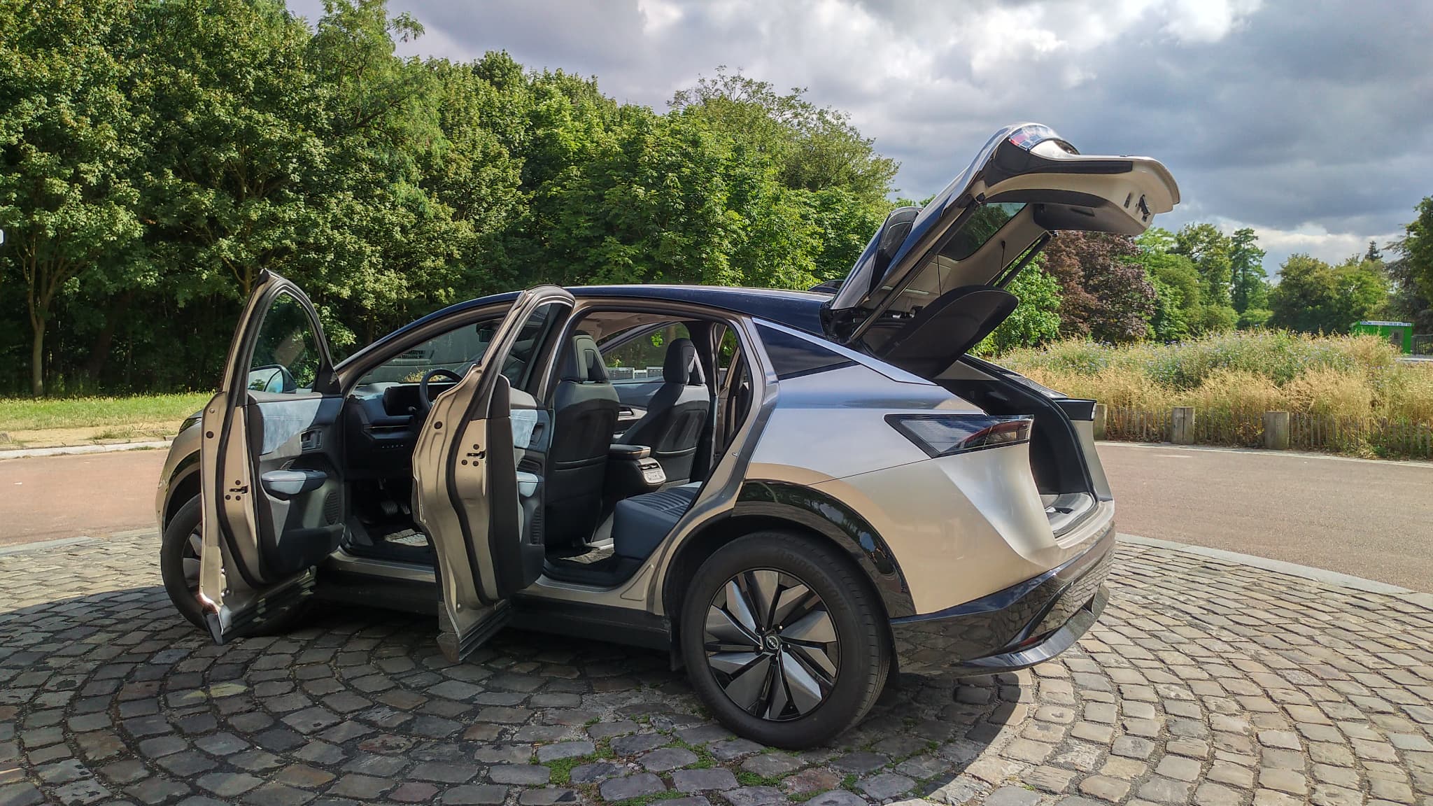 Un autre point fort de l’Ariya: son habitacle, qui donne une impression d’espace remarquable et des systèmes de modularité très bien étudiés. Un autre point fort de l’Ariya: son habitacle, qui donne une impression d’espace remarquable et des systèmes de modularité très bien étudiés.