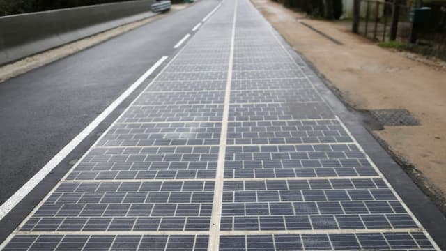 La route solaire installé en Normandie comprend 2800 mètres carrés de panneaux solaires collés sur un kilomètre de chaussée.
