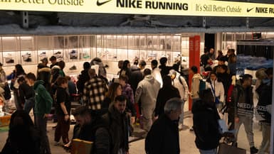 Des acheteurs sont vus au Nike Store lors du "Black Friday " à New York le 24 novembre 2023, début non officiel de la saison des achats des fêtes